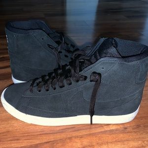 New- Never Worn Nike Mid Blazer GS